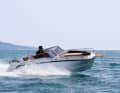 Magonis Wave E 550 (Länge: 5,50 m, Breite: 1,98 m, Verdrängung: 335 kg, Motor: 30 kW)