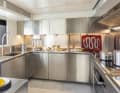 Die Edelstahl-Galley an Bord der 43 Meter langen Custom Line 140.