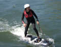Nach der Einführung und ersten  Trainingsrunden im Knien drehten  die Ersten bald sehr lässig im  Stehen die ersten Runden mit  dem MotoSurf-Board.