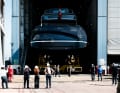 Alles bereit: Die 76 Meter lange Hybridyacht schiebt sich aus der Halle.