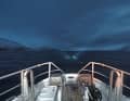 Es werde Licht: Nach dem Ablegen testet die Crew der „Oscar Tybring“ die beiden Suchscheinwerfer