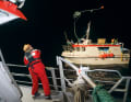 Co-Skipper Roger Pettersen bringt die Wurfleine beim Havaristen ins Ziel