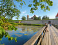 Brücke über den Wassergraben zum Eingang der Arensburg in Kuressaare