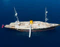 96th Nero: A yacht with a website: neroyacht.com. Some of the 20-strong crew, who spoil twelve guests, introduce themselves there. Burgess is asking 459,000 euros per week. The story: When London businessman Neil Taylor searched in vain for a "Corsair" class steamship, he had a replica built in China. "Nero" underwent a refit in 2021, with Laura Pomponi refining the interior in the style of a Hampton beach house.