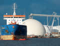 Tanker am Ölterminal des Seehafens auf dem Nordufer der Düna, nur einer der zahlreichen Industrieanlagen am Unterlauf des Flusses