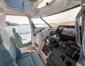 Steuerstand: Die Werft übernimmt das Cockpit- und Layoutkonzept des größeren Flaggschiffs für den Arbeitsplatz des Fahrers.