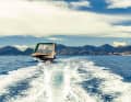 Cornering: Six marinised BMWi3 batteries with an energy content of 240 kilowatt hours supply two Torqeedo Deep Blue 100 units and accelerate up to 30 knots. It goes into flight mode from 16 knots. The range is currently still 50 nautical miles