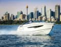 3. Parker 850 Voyager (PL): 8,90 m lang, 2,80 m breit, Verdrängung 2700 kg (o. M.). Mit 1x 350 PS Außenborder: auf Anfrage