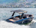 Ovation 7.6 Open: Their performance is impressive. If you expect a lot of space, you get it in perfect form. The owner has a free choice of engines - petrol, diesel or hybrid. One for all is the Z-drive. The retractable bimini top, the hydraulic bathing platform, comfortable seats and an XXL sun lounger have also been applauded.