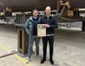 Baubeginn: Anfang des Jahres ging es los. Bernd Weel (r.) hält die Zeitung in die Kamera, die später in den Stahlrumpf eingeschweißt wurde.