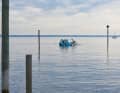 Die beiden Lithium-Eisen-Phospat-Batterien bringen auf dem Wasser eine Reichweite von rund 25 Kilometern.