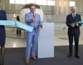 Der Ferretti-CEO Alberto Galassi und der Flexjet-Chef Kenn Ricci zerschneiden das blaue Band.