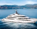 Sechs Decks vom Topplicht  bis zum Kiel: Vorn auf dem  Sundeck sprudelt der Jacuzzi. Eine Markise schützt die Terrasse des Eigners ein Deck tiefer.  Darunter wacht der Kapitän auf dem Brückendeck