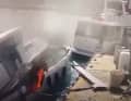 Das Boot wurde in mehrere Einzelteile zerstört, Flammen sind noch zu sehen.