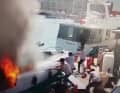 Anwohner und Passanten eilten zur Hilfe, um das Feuer zu löschen und den Insassen zu helfen.
