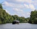 Entgegenkommendes Binnenschiff in Spandau.