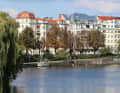 The public berth on the Bundesratsufer, alongside the even more central pier on Schiffbauerdamm 3.5 kilometres east of the Spree, is the perfect starting point for shore leave in Mitte. It can also be called at any time. Our boat is still alone.