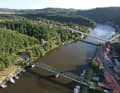 A bird's eye view of Davle: the public jetty on the left. The old bridge next to it played the leading role in the 1969 US action war film "The Bridge at Remagen".