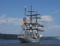 "Gorch Fock" beim Segelsetzen mit aufgeenterter Crew bei der Fahrt den Hudson aufwärts.