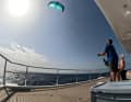 Im Test: Um den Kat auch mit Windkraft voranzutreiben, setzte die Crew mehrfach einen Kite.