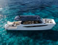 With a hull width of 4.92 metres, the 47 stands out as a floating marvel of space, with a seamless transition between the interior and exterior areas.