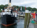 Le bateau-poste Skelskjør a été construit à Svendborg en 1915 et a assuré pendant plus de 47 ans l'acheminement du courrier, de passagers, d’animaux et de voitures – il arrivait même parfois qu’une moissonneuse-batteuse entière ou un avion qui s’était écrasé sur l’île se trouve sur le pont supérieur.