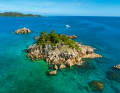 Die winzige Île St. Pierre mit unserem Motorkatamaran im Hintergrund, steht als Sinnbild für die paradiesische Inselwelt der Seychellen