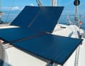 Einspeisung: Um die Energiebilanz auszugleichen, genügen im Sommer zwei mobile 100-Watt-Solarpaneele. Für Regentage ist ein Generator an Bord