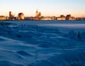 Strahlende Winterpracht:  Hafen und Altstadt von Stralsund  im Licht des frühen Abends,  gesehen von der Insel Dänholm