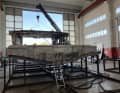 Baustelle: Arbeiten am Alu-Rumpf. Die Werft liegt am Navicelli-Kanal in Pisa.