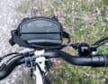 Addiert: Brompton hat den Antrieb nachgerüstet, ohne die Konstruktion zu verändern. Der Akku ist als praktische Tasche vorn am Rahmen angebracht