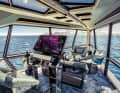 UFO bridge: The captain steers using the steering wheel or joystick; nautical chart, boat, routing and weather data can be found on the 32-inch touchscreen