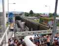 Working to the centimetre in the Schwabenheim lock under the gaze of numerous spectators