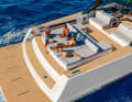 A new feature is the direct connection from the cockpit to the sheer foredeck. A door in the windscreen now leads to the bow. The 45 square metre cockpit offers plenty of space for relaxing and socialising.