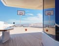 Spielplatz Vorschiff: Der Basketball liegt  vor der Eignersuite auf dem Oberdeck und wartet auf die ganze Familie