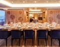 Dining area with a view: all rooms offer generous window fronts, some of which reach down to the floor, as here. Wide walkways all around give the impression of space