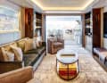 Salon auf dem Oberdeck: Das Freideck hinter dieser Lounge nutzt der Eigner als ganz private Terrasse für sich und seine Familie. Die Wendeltreppe führt auf das Brückendeck