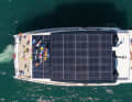 Die Solarflächen auf dem Dach der Flybridge sind von oben gut zu erkennen.