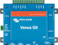 Die Kommunikationsschnittstelle des Victron-Bordsystems nach außen heißt Venus GX, hier laufen die Informationen aus dem VE-Bus zusammen. Die kommen zum Beispiel aus dem BMV, also dem Gerät, das den Stromverbrauch misst, oder aus einem Regler für Solarzellen. So lässt sich der Ertrag der Sonneneinstrahlung jederzeit nachvollziehen. Auch Ladegeräte und Umformer können überwacht werden. Sogar ein Generator lässt sich via Venus GX schalten. Das geht auch automatisch, etwa bei niedriger Spannung oder für einen monatlichen Testlauf. Über eine USB-GPS-Maus kann die Position des Schiffs gesendet werden. Das Venus erzeugt ein schwaches WLAN-Signal, was ausreichend ist, um an Bord auf das Gerät zuzugreifen. Extern geschieht das via Ethernet und 3G-/4G-/WLAN-Router