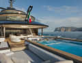 Platz nehmen: Liegen und Lounges flankieren den Pool.