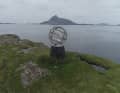 Die Globus Skulptur auf der Insel Vikingen markiert den Polarkreis