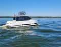 Bei einer Rumpflänge von 10,40 Metern ist der Allwetter-Cruiser für bis zu 12 Personen zugelassen.
