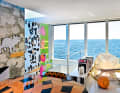 Salon auf dem Hauptdeck: Die Frontseite zeigt Malerei mit Tieren, die sich freuen,  nicht auf dem braunen blitzblanken Designer-Speisetisch zu landen.