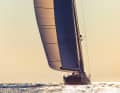Au vent, on met jusqu'à 1 500 mètres carrés. Le gréement en carbone supporte une grand-voile avec squaretopp, mais demande des backstages
