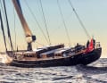 Rapide : le 103 tonnes navigue facilement avec un équipage de cinq personnes.  La réactivité est assurée par une grande roue de gouvernail