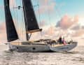 Round and angular: US designer Bill Tripp also developed the styling for the experienced US owner. He wanted a deckhouse for looking out to sea that heats up less quickly when the sun is high thanks to the vertical all-round glazing. All the sail systems come together at the helmsman's position.