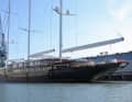 Klassisch: Die 127 Meter lange „Koru“ im Stadthafen von Rotterdam. Hier zeigt sich der Dreimastschoner noch ohne Gaffelbäume und Krähennest.