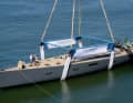 „Nyumba GT“ hängt segelfertig mit 58 Tonnen im Kran