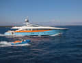 Corporate Design: Der Tender, ein schneller Castoldi-14-Jet-RIB, darf sich mit demselben Styling wie die Mutter schmücken.