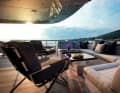 Cockpit: Die Polster des U-Sofas und der beiden Edelstahlstühle von Glyn Peter Machin sind mit Sunbrella-Stoff bezogen.